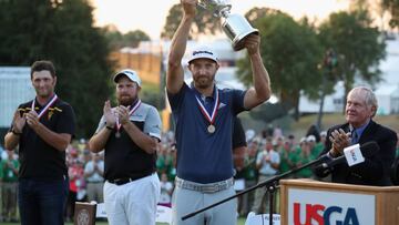 Dustin Johnson levanta el t&iacute;tulo de campe&oacute;n del U.S. Open.