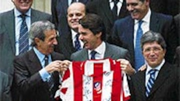 <b>BUEN AMBIENTE</b>. Aznar posa con una de las camisetas que le regalaron los Veteranos del Atlético y bromeó con Feliciano Rivilla.