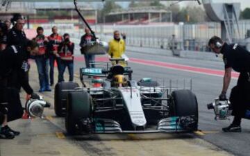 El británico Lewis Hamilton llegando al pitlane.