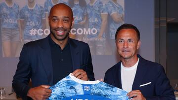 Como (Italy), 29/08/2022.- Former French soccer player Thierry Henry (L) poses with a club jersey with former English soccer player and President of Como 1907, Dennis Wise, during a press conference in Como, Italy, 29 August 2022. Henry became a minority stakeholder in the Italian Seria B club Como 1907. (Italia) EFE/EPA/MATTEO BAZZI
