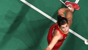 Carolina Marín devuelve el volante ante Sung Ji Hyun durante su partido en el Abierto de Malasia.