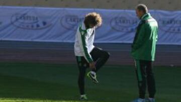 Pepe Mel en el entrenamiento del Betis junto a Cañas.