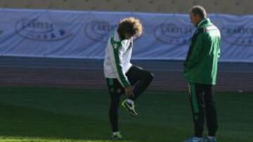 Pepe Mel en el entrenamiento del Betis junto a Ca&ntilde;as.