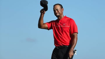 Tiger Woods saluda al término del último hoyo del Hero World Challenge, prueba donde ha vuelto a la competición tras un año de ausencia.