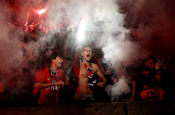 Los seguidores del PSG se congregaron en masa en el centro de París tras la victoria por 5-0 ante el Inter. Las celebraciones incluyeron fuegos, bengalas y banderas.