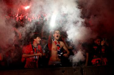 Los seguidores del PSG se congregaron en masa en el centro de París tras la victoria por 5-0 ante el Inter. Las celebraciones incluyeron fuegos, bengalas y banderas.