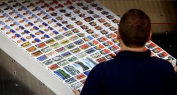 Los cromos de los jugadores del mundial de Brasil 2014 se realizan en la fábrica de la editorial italiana Panini, en en el Centro empresarial de Tamboré, al norte de Sao Paulo.