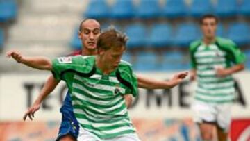 <b>LA FIGURA. </b>Canales cuajó su mejor partido desde que Muñiz se hizo cargo del banquillo. Marcó el gol racinguista y organizó a su equipo.