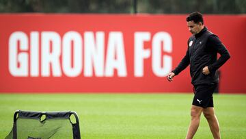 GRAFCAT063. VILABLAREIX (GIRONA), 04/11/2024.- El entrenador del Girona, Míchel Sánchez, durante el entrenamiento que el equipo gironés ha realizado este lunes en la Girona Academy para preparar el partido de la cuarta jornada de la Liga de Campeones que mañana disputarán ante el PSV Eindhoven. EFE/David Borrat