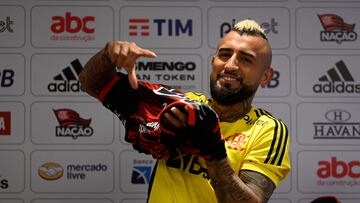 Chile's footballer Arturo Vidal puts on the team's jersey during his presentation as new player of Brazilian team Flamengo at the Ninho do Urubu training center in Rio de Janeiro, Brazil, on July 18, 2022. (Photo by MAURO PIMENTEL / MAURO PIMENTEL / AFP)