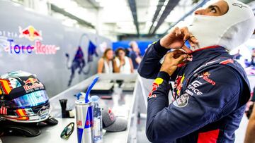 Carlos Sainz en el garaje de Toro Rosso.