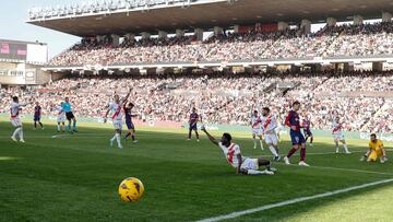 Players gesture during the Spanish league football match between Rayo Vallecano de Madrid and FC Barcelona on November 25, 2023. (Photo by OSCAR DEL POZO / AFP)