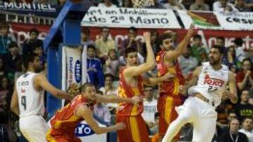 Reyes y Lima, del Real Madrid, pelean un balón con Wood, Arteaga y Antelo, del UCAM Murcia.