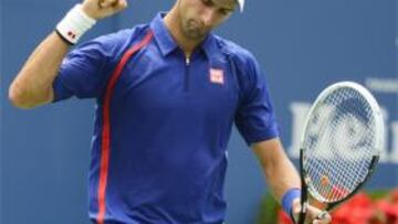Djokovic barre a Benneteau y alcanza los octavos de final