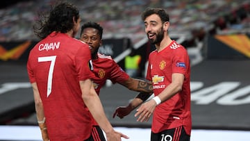 MANCHESTER, ENGLAND - APRIL 29: Bruno Fernandes of Manchester United celebrates with teammates Fred and Edinson Cavani after scoring their team&#039;s first goal during the UEFA Europa League Semi-final First Leg match between Manchester United and AS Rom