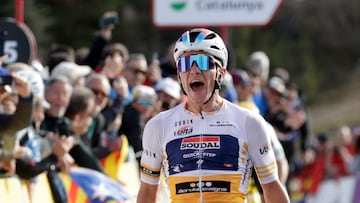 GRAFCAT7898. LA MOLINA (GIRONA), 22/03/2023.- El campeón del mundo Remco Evenepoel (Quick-Step) se impuso a su máximo rival por esta Volta a Catalunya, Primoz Roglic (Jumbo-Visma), gracias a un ataque en los últimos metros de la ascensión de La Molina (Girona), donde finalizó la tercera etapa. EFE/Quique García