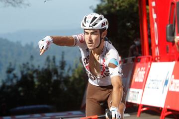 El ciclista francés Clement Champoussin, celebra la victoria de etapa.