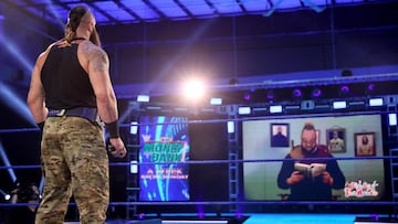 Braun Strowman mira a Bray Wyatt.