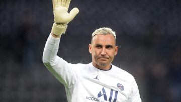 Paris Saint-Germain's Costa Rican goalkeeper Keylor Navas reacts prior to the French L1 football match between Angers SCO and Paris Saint-Germain at the Raymond-Kopa Stadium in Angers, north-western France on April 20, 2022. (Photo by JEAN-FRANCOIS MONIER / AFP)