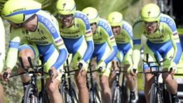 Alberto Contador, con sus compañeros durante la contrarreloj por equipos.