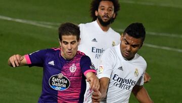 Real Madrid's Brazilian midfielder Casemiro (R) and Real Madrid's Brazilian defender Marcelo challenge Valladolid's Spanish forward Pablo Hervias (L) during the Spanish league football match Real Madrid CF against Real Valladolid FC at the