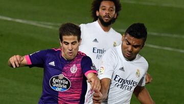 Real Madrid&#039;s Brazilian midfielder Casemiro (R) and Real Madrid&#039;s Brazilian defender Marcelo challenge Valladolid&#039;s Spanish forward Pablo Hervias (L) during the Spanish league football match Real Madrid CF against Real Valladolid FC at the 