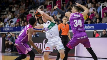 Alberto Díaz maneja el balón ante Haerding,