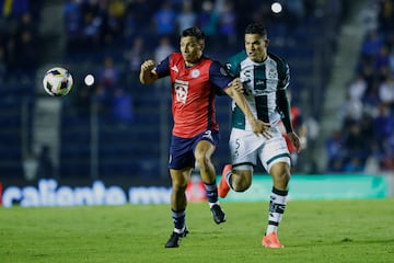  Angel Sepulveda (L) of Cruz Azul fights for the ball with Anderson Santamaria (R) of Santos  during the 15th round match between Cruz Azul and Santos as part of the Liga BBVA MX, Torneo Apertura 2024 at Ciudad de los Deportes Stadium on November 02, 2024 in Mexico City, Mexico.