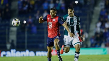 Angel Sepulveda (L) of Cruz Azul fights for the ball with Anderson Santamaria (R) of Santos  during the 15th round match between Cruz Azul and Santos as part of the Liga BBVA MX, Torneo Apertura 2024 at Ciudad de los Deportes Stadium on November 02, 2024 in Mexico City, Mexico.
