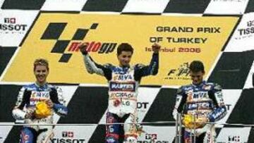 <B>CON SABOR ESPAÑOL.</B> Faubel, Bautista y Gadea completaron el pleno español en el podium del GP de Turquía. Héctor Faubel (Aprilia) logró la victoria tras superar, a falta de dos curvas para la finalización, a su compañero de equipo, Álvaro Bautista (Aprilia), que no pudo conseguir su tercera victoria consecutiva.