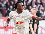 Leipzig (Germany), 11/04/2026.- Yan Diomande of RB Leipzig celebrates with teammates after scoring the 1-0 opening goal during the German Bundesliga soccer match between RB Leipzig and Borussia Moenchengladbach in Leipzig, Germany, 11 April 2026. (Alemania) EFE/EPA/FILIP SINGER The DFL regulations prohibit any use of photographs as image sequences and/or quasi-video