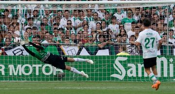 En un partido tranquilo para el Racing, no faltó la parada de Jokin Ezkieta. La portería de El Sardinero está muy bien cubierta.