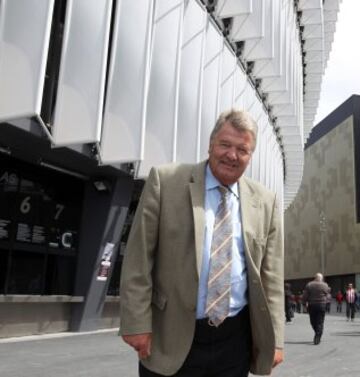 El exentrenador de la Real Sociedad, John Benjamin Toshack en San Mamés antes del encuentro.