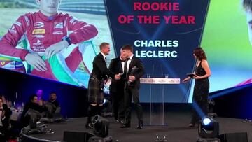 Charles Leclerc recibiendo el premio al &#039;Rookie del a&ntilde;o&#039; de &#039;Autosport&#039; de manos de David Coulthard.