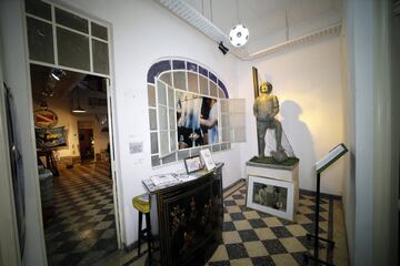 Estatua del jugador argentino en el interior de la casa. 