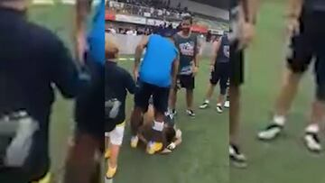 Jugador de fútbol callejero besa los pies de Neymar