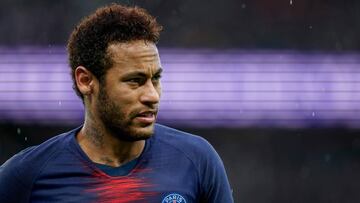 Neymar receives rough welcome from Parc des Princes