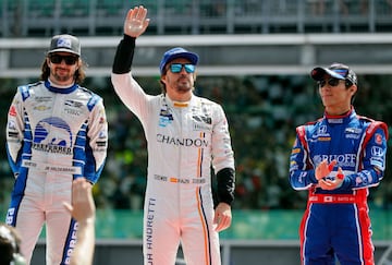 Fernando Alonso durante la presentación de los piltos. 