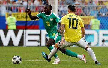 Sadio Mane bajo la marca de James Rodríguez durante el partido Senegal-Colombia, del Grupo H del Mundial de Fútbol de Rusia 2018, en el Samara Arena de Samara, Rusia, hoy 28 de junio de 2018