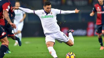 El jugador de la Fiorentina Mauro Matias Zarate en acci&oacute;n hoy, jueves 15 de diciembre de 2016, durante un partido de la Serie A entre el Genoa Cfc y la Acf Fiorentina en el estadio Luigi Ferraris de G&eacute;nova.