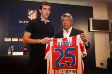 El 12 de agosto de 2010 Diego Godí­n es presentado como nuevo jugador del Atlético de Madrid. En la imagen junto a Enrique Cerezo durante su presentación
