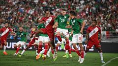 Renato Tapia salta junto a Santiago Giménez durante el partido amistoso disputado entre Perú y México.