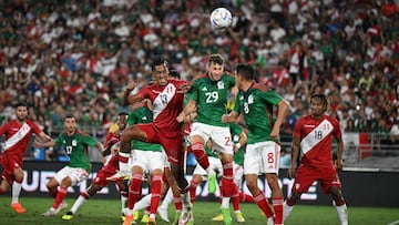 Peru's midfielder Renato Tapia (L) and Mexico's forward Santiago Gimenez (C) vie for the ball during the international friendly football match between Mexico and Peru at the Rose Bowl in Pasadena, California, on September 24, 2022. (Photo by Robyn Beck / AFP)