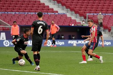 Marcos Llorente marca el 4-0 al Eibar. 