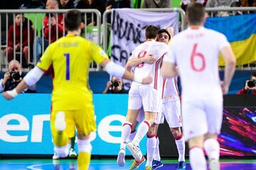 España celebra uno de sus dos goles. 