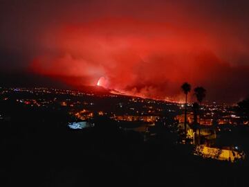 La colada del volcán de La Palma de noche, desde Los Llanos de Aridane.