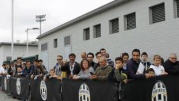 Cerca de cien aficionados acudieron ayer a las puertas de la ciudad deportiva de Vinovo, unos veinte de ellos ultras de la Curva Sud (recientemente sancionados). Encendieron bengalas y gritaron contra la prensa: “Periodistas, terroristas”. Varios jugadores se bajaron de sus coches para saludarlos. Incluso lo hizo el director deportivo, Marota.