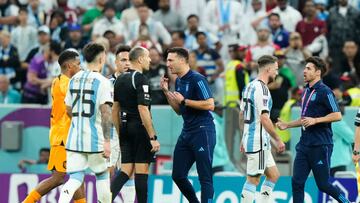 Lionel Scaloni head coach of Argentina protest to referee Mateu Lahoz during the FIFA World Cup Qatar 2022 quarter final match between Netherlands and Argentina at Lusail Stadium on December 9, 2022 in Lusail City, Qatar. (Photo by Jose Breton/Pics Action/NurPhoto via Getty Images)