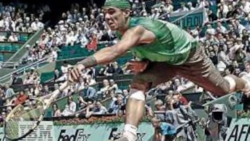 <b>PERSIGUIENDO BOLAS. </b>Rafa Nadal acelera para devolver una bola lanzada por Bellucci.