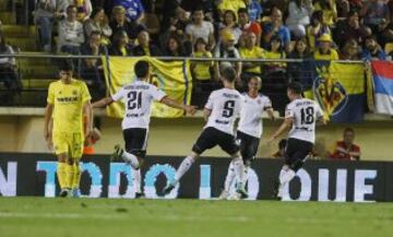 Los jugadores celebran el 0-3 de Mustafi. 